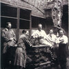 Kunsthandwerker-Gruppe „Sieben Faulen“ im Hof, frontal